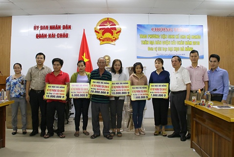 Đại học Đà Nẵng trao phương tiện sinh kế cho các hộ nghèo Quận Hải Châu