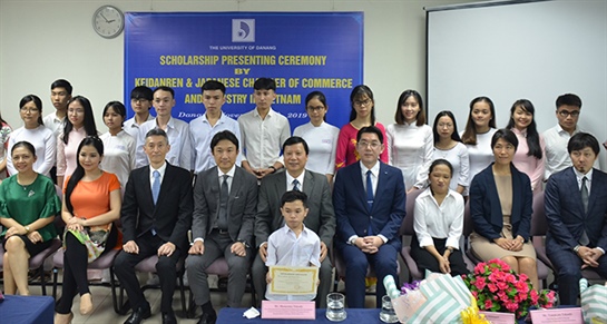 Liên đoàn Kinh tế và Hiệp hội Doanh nghiệp Nhật Bản tại Việt Nam trao học bổng cho sinh viên Đại học Đà Nẵng