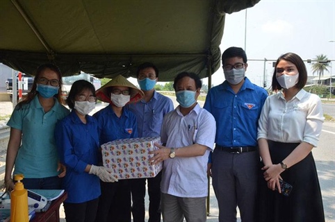 Giám đốc Đại học Đà Nẵng thăm sinh viên tình nguyện tại các chốt kiểm dịch Covid-19 của thành phố