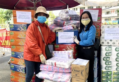 Trường Đại học Ngoại ngữ-Đại học Đà Nẵng tặng quà cho sinh viên và các khu cách ly bệnh viện vượt qua khó khăn do dịch Covid-19