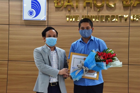 Giám đốc Đại học Đà Nẵng khen thưởng kịp thời kết quả nghiên cứu, chuyển giao thành công Robot cho bệnh viện phòng chống Covid-19
