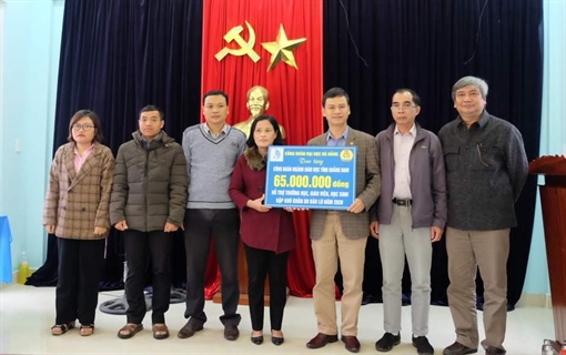 Công đoàn Đại học Đà Nẵng trao tiền hỗ trợ các đơn vị trường học, nhà giáo, người lao động và học sinh chịu ảnh hưởng thiên tai tại Quảng Nam và Quảng Ngãi