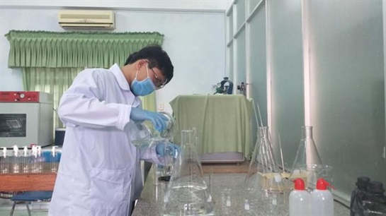 Trường ĐH Sư phạm (ĐH Đà Nẵng) chuẩn bị dung dịch sát khuẩn và khẩu trang y tế sẵn sàng phục vụ cán bộ, sinh viên phòng chống dịch bệnh do nCoV