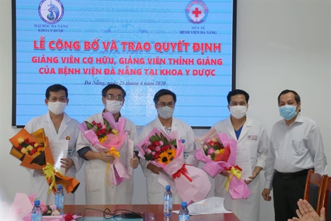 Đại học Đà Nẵng công bố, trao Quyết định Giảng viên cơ hữu, thỉnh giảng từ Bệnh viện Đà Nẵng giảng dạy tại Khoa Y Dược