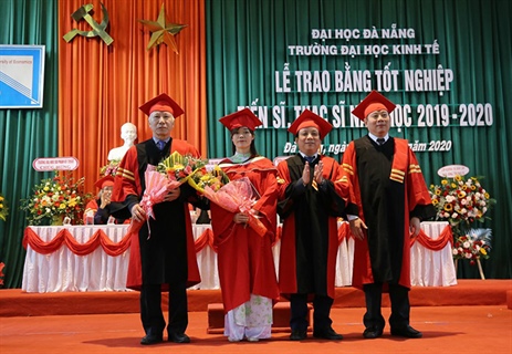 Trường Đại học Kinh tế - ĐHĐN trao bằng tiến sĩ, thạc sĩ năm học 2019-2020