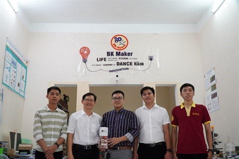 Nhóm giảng viên-sinh viên “BK Maker” Trường Đại học Bách khoa- DDHDDN chuyển giao Máy rửa tay sát khuẩn tự động cho bệnh viện Đà Nẵng