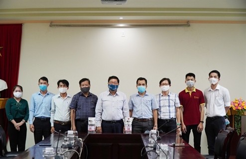 Trường Đại học Bách khoa-ĐHĐN tặng máy rửa tay sát khuẩn do sinh viên chế tạo các trường trên địa bàn quận Liên Chiểu, thành phố Đà Nẵng