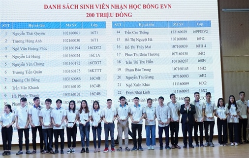 Trường Đại học Bách khoa-Đại học Đà Nẵng phối hợp với các doanh nghiệp tổ chức trao nhiều học bổng có giá trị cho sinh viên