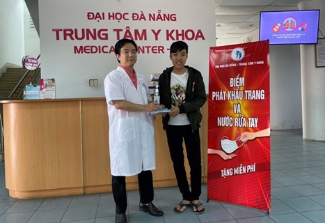 Dung dịch sát khuẩn tay nhanh mang thương hiệu "Khoa Y Dược - Đại học Đà Nẵng"