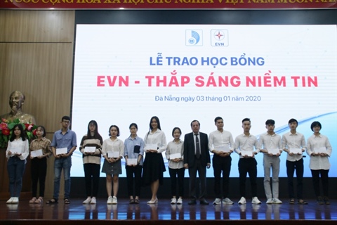 Đại học Đà Nẵng và Tập đoàn Điện lực Việt Nam trao 100 suất học bổng “EVN-Thắp sáng niềm tin” cho sinh viên