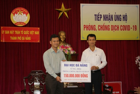 Đại học Đà Nẵng trao 150 triệu đồng do cán bộ, giảng viên ủng hộ phòng, chống dịch Covid-19 đến Ủy ban Mặt trận Tổ quốc Việt Nam thành phố Đà Nẵng