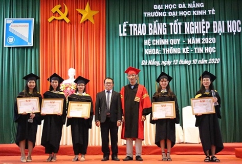 Trường Đại học Kinh tế-Đại học Đà Nẵng tổ chức Lễ trao Bằng đại học cho sinh viên khoá 42