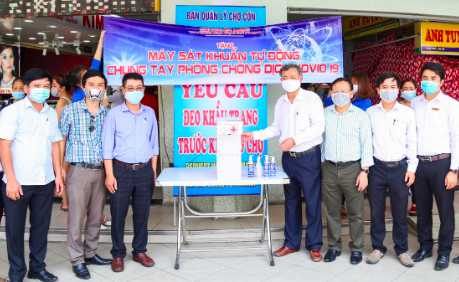 Trường Đại học Sư phạm-ĐHĐN trao tặng Máy rửa tay sát khuẩn tự động cho các chợ lớn trên địa bàn Đà Nẵng