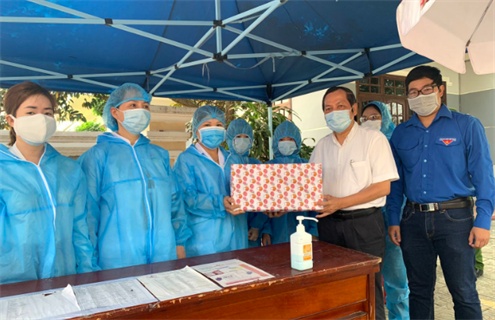 Lãnh đạo Đại học Đà Nẵng đến thăm, động viên sinh viên tình nguyện tại các chốt kiểm dịch Covid-19 của thành phố