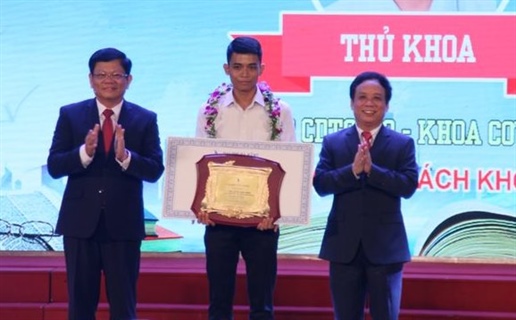 Lễ Vinh danh Thủ khoa và Nâng bước tân sinh viên Đại học Đà Nẵng-2019: Ấn tượng, trang trọng và nhiều ý nghĩa