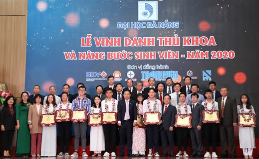 Lễ Vinh danh Thủ khoa và Nâng bước sinh viên Đại học Đà Nẵng năm 2020: Trang trọng, ý nghĩa, truyền cảm hứng, động lực cho sinh viên