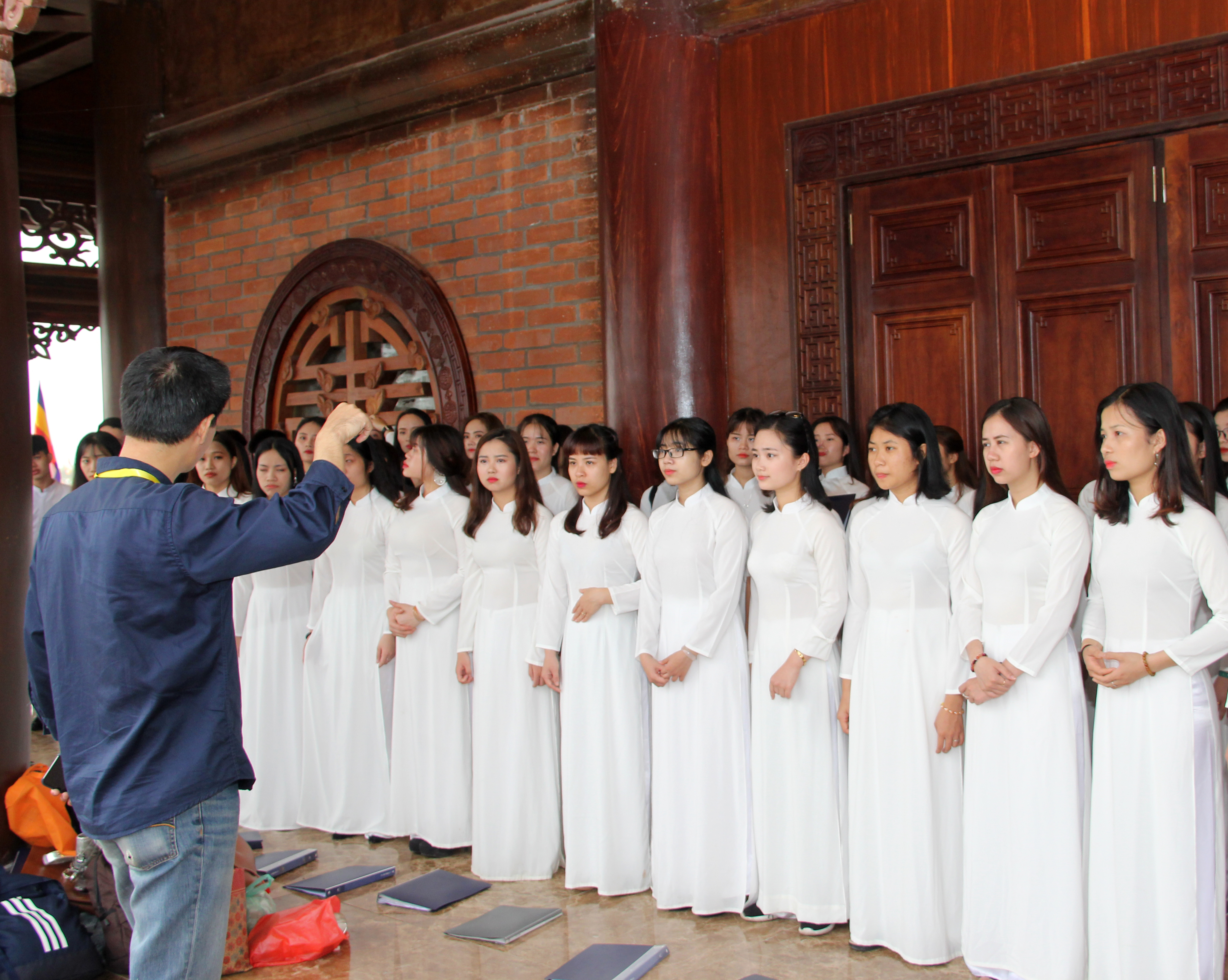 Đội hợp xướng Trường ĐHSP Nghệ thuật TW biểu diễn cùng với các nhạc công, ca sĩ nổi tiếng tại Đại lễ Phật đản Liên Hợp Quốc - Vesak lần thứ 16, năm 2019