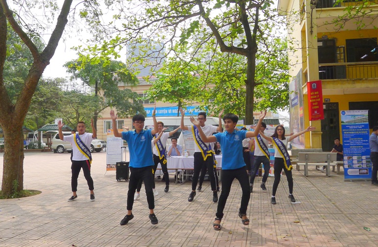 Ngày hội Tư vấn tuyển sinh - hướng nghiệp năm 2018 tại Trường THPT Tây Hồ