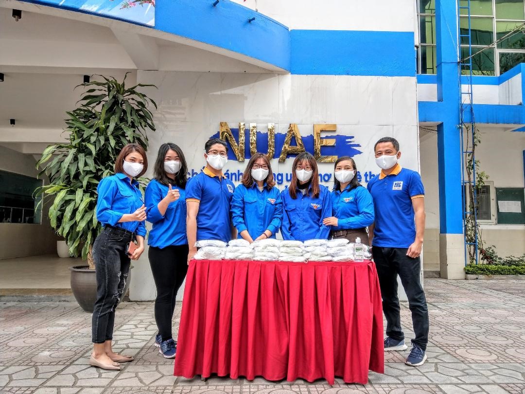 Ban Chấp hành Đoàn Trường ĐHSP Nghệ thuật TW tổ chức phát khẩu trang miễn phí cho sinh viên