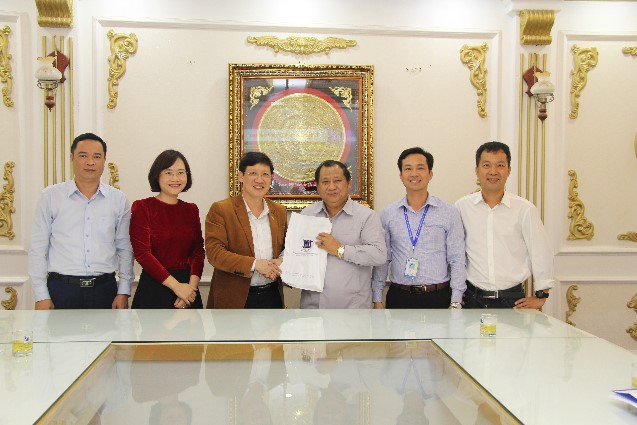 Ban Giám hiệu trường Đại học Sư phạm Nghệ thuật TW làm việc với Tiến sĩ Outhay Bannavong Bí thư thứ nhất Đại sứ quán nước CHDCND Lào