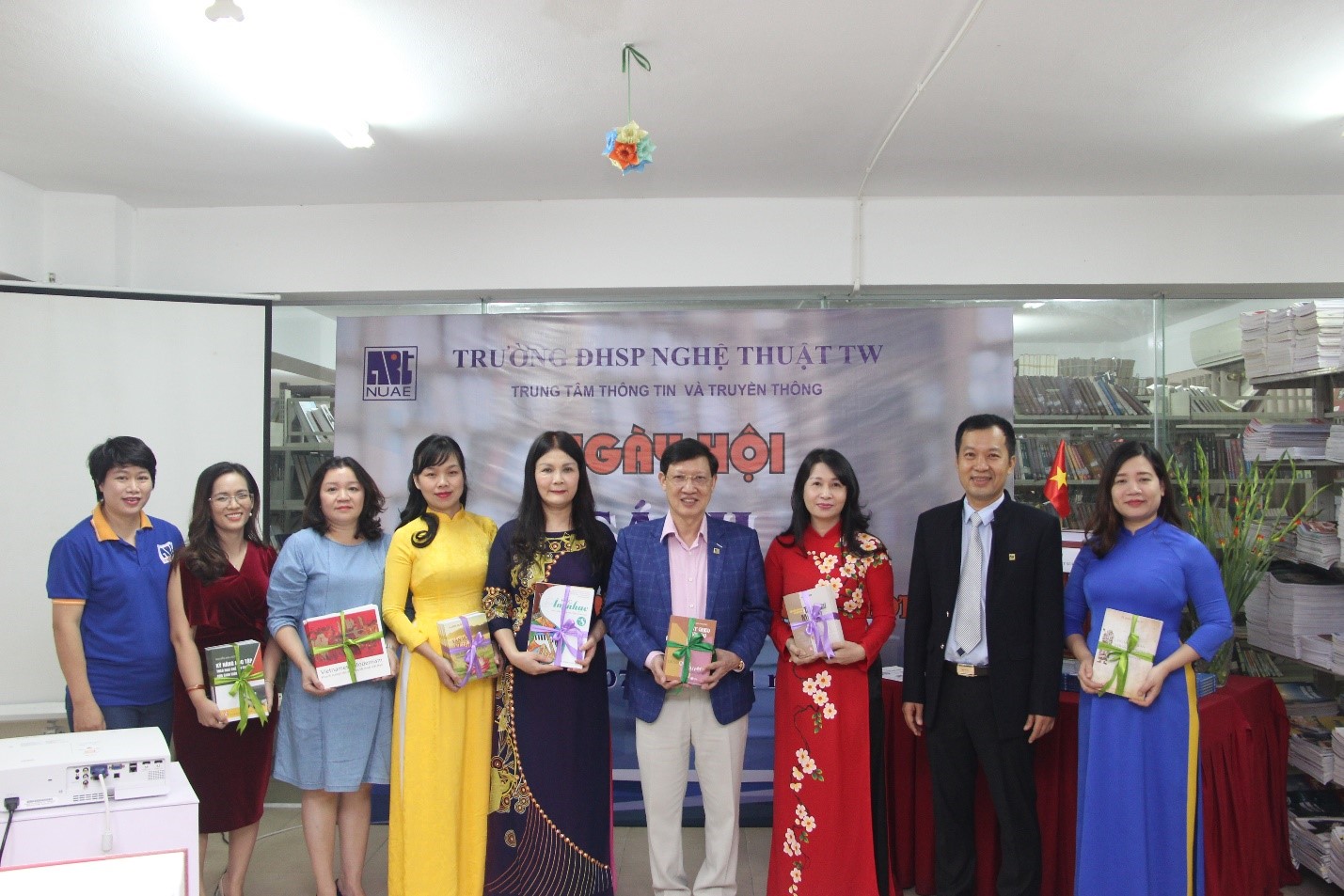 Sôi nổi “Ngày hội sách - 50 năm một chặng đường” của  Trường ĐHSP Nghệ thuật TW