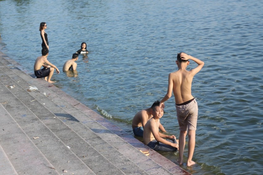 Nóng khủng khiếp, người Hà Nội đổ xô ra Hồ Tây 'giải nhiệt' - ảnh 7