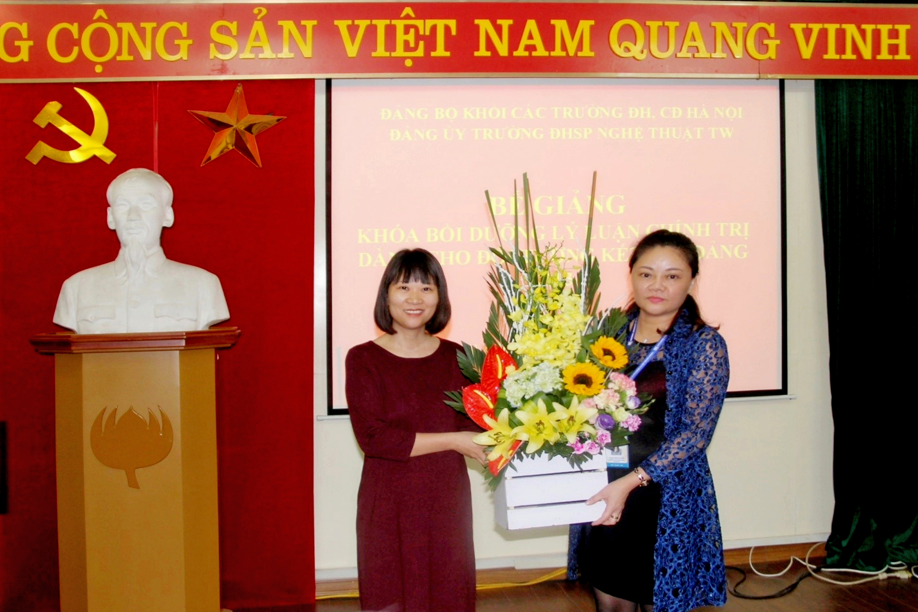 Bế giảng Lớp bồi dưỡng nhận thức về Đảng năm 2018