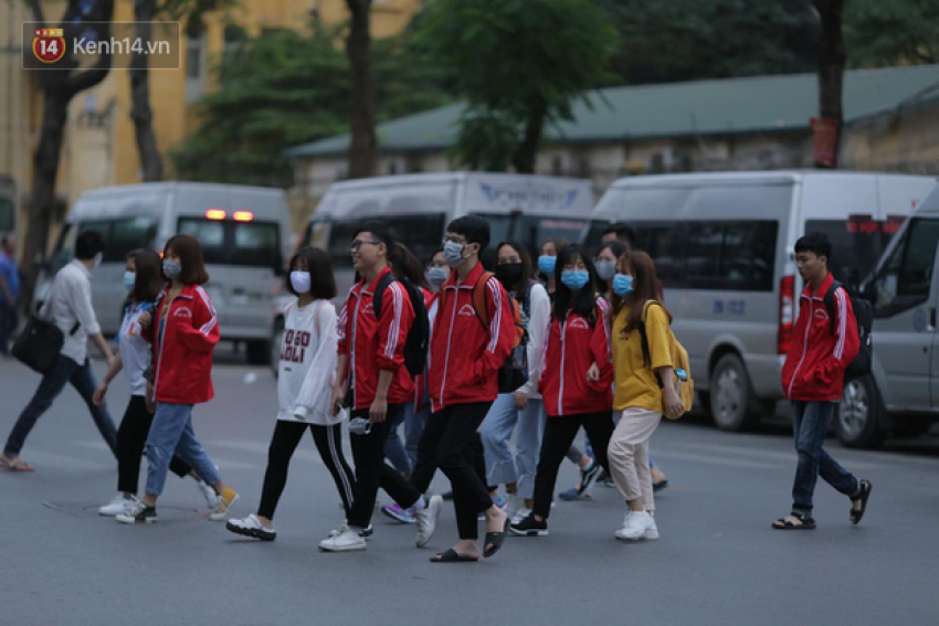 Sinh viên nô nức trở lại trường sau kỳ nghỉ Tết dài nhất lịch sử: Được đi học rồi vui quá, ở nhà chán lắm! - Ảnh 5.