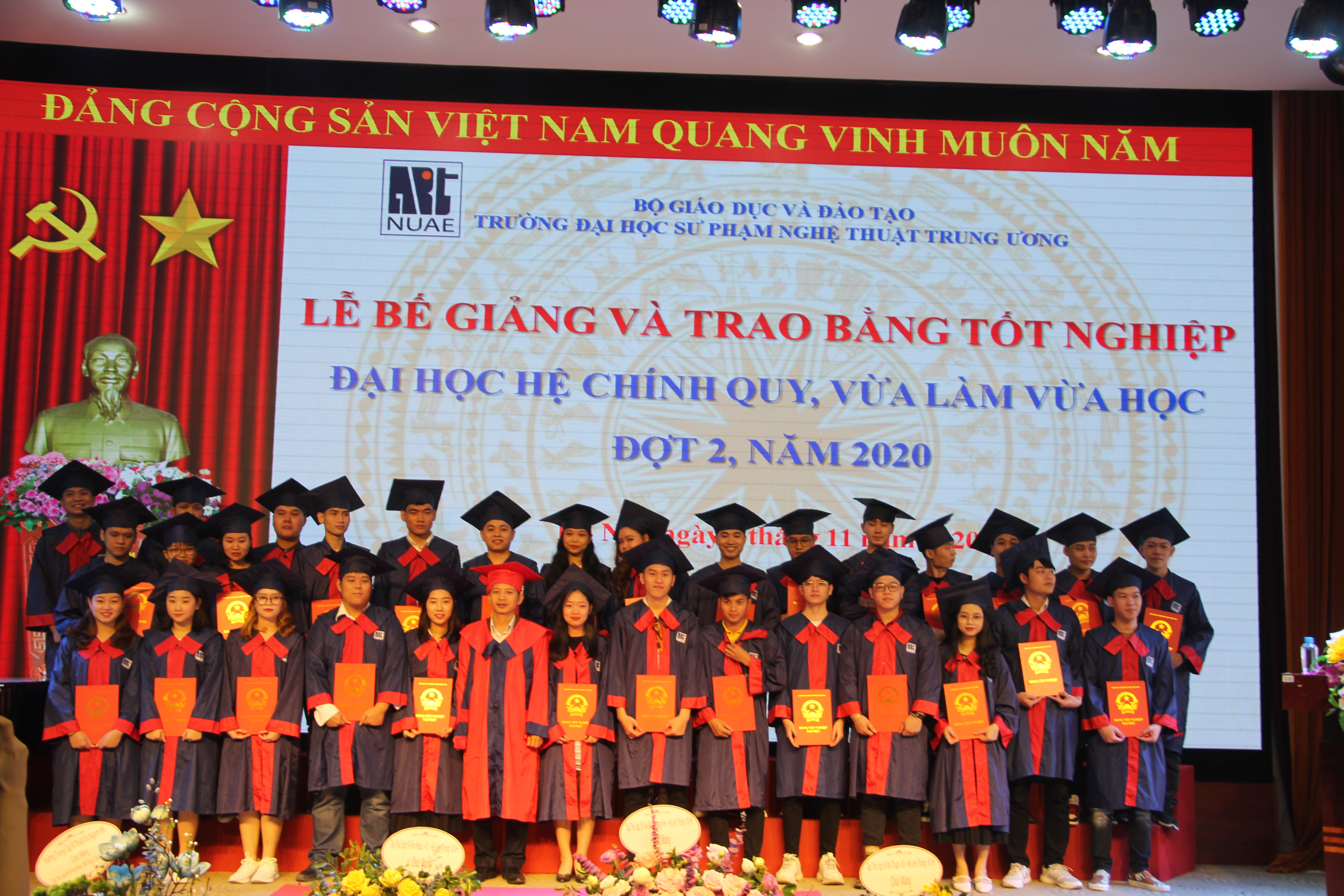 Lễ Bế giảng và trao bằng tốt nghiệp đại học đợt 2 năm 2020