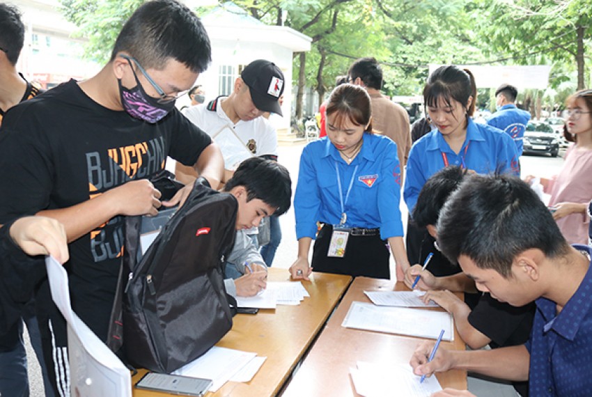 Tân sinh viên khóa 2020 háo hức nhập trường