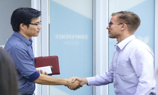 Làm việc với Tổ chức Asia Exchange