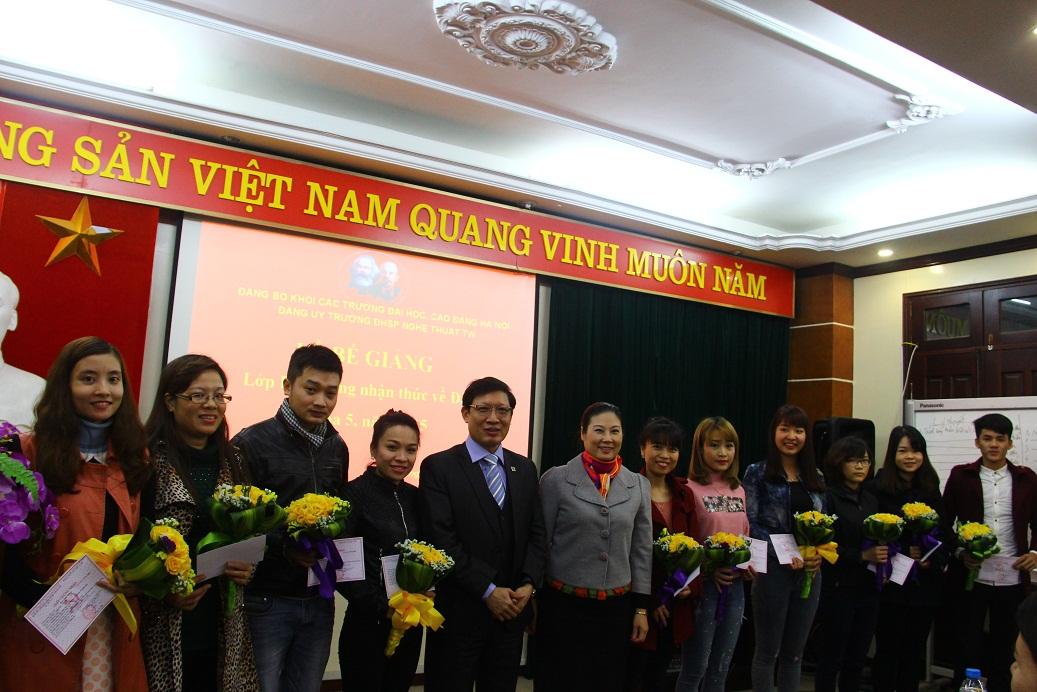 Bế giảng Lớp Bồi dưỡng nhận thức về Đảng khóa 5, năm 2015
