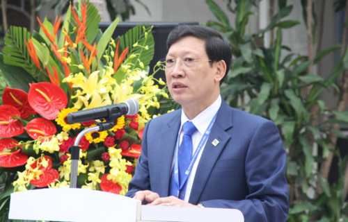 Cắt băng khánh thành Bức phù điều nghệ thuật “Bác bắt nhịp bài ca kết đoàn“