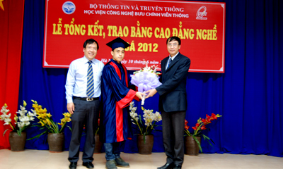 Sinh viên Cao đẳng nghề khóa đầu tiên nhận bằng tốt nghiệp