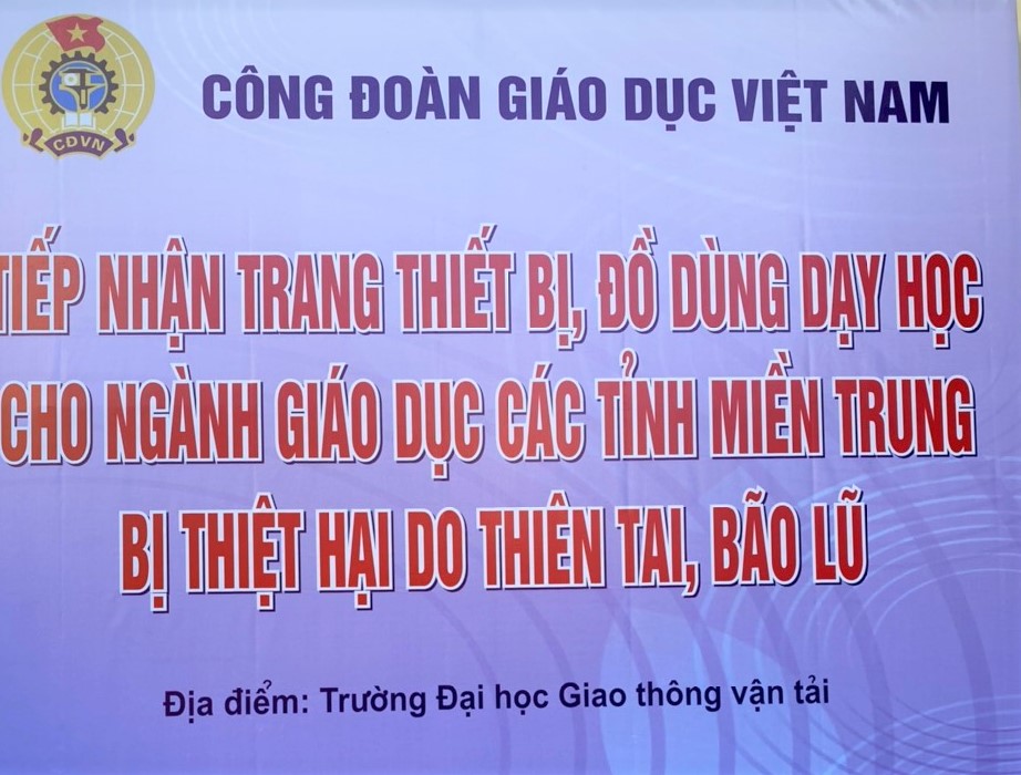 Trường ĐHSP Nghệ thuật TW ủng hộ đồng bào lũ lụt miền Trung