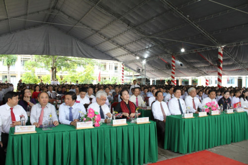 Chủ tịch Quốc hội Nguyễn Thị Kim Ngân đánh trống khai giảng tại Đồng Tháp