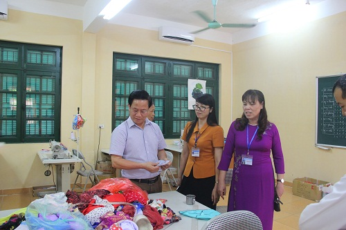 Trường ĐHSP Nghệ thuật TW trao tặng quà cho Trường dạy trẻ em khuyết tật huyện Thanh Trì, Hà Nội