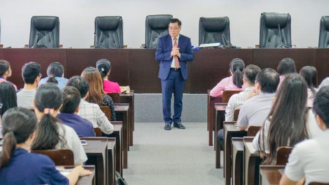 GS. Nguyễn Văn Tuấn hướng dẫn làm nghiên cứu cho nghiên cứu viên, học viên và sinh viên