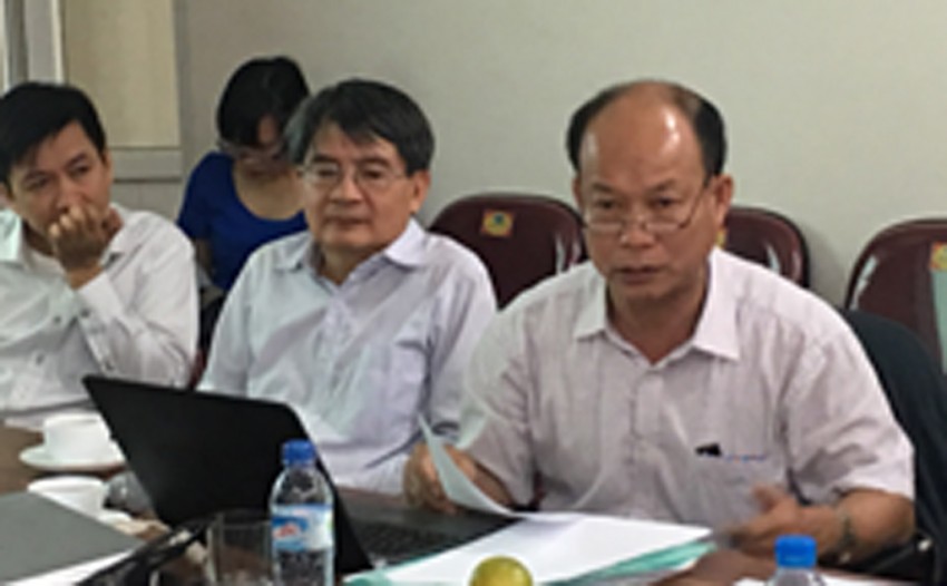 GS Hoàng Xuân Phú đang trao đổi tại một tọa đàm bàn về các tiêu chuẩn giáo sư, phó giáo sư /// Ảnh Nghiêm Tuấn