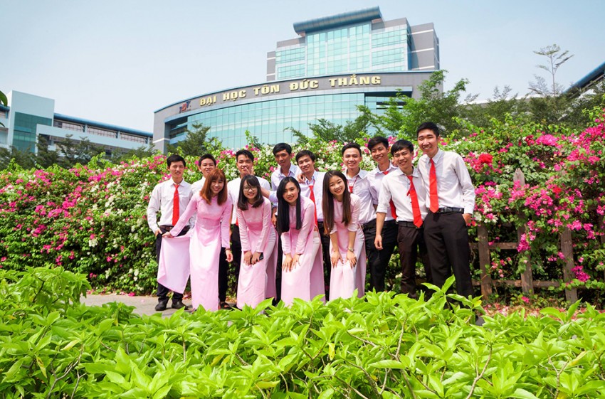 Hoa giấy bên sân Trường