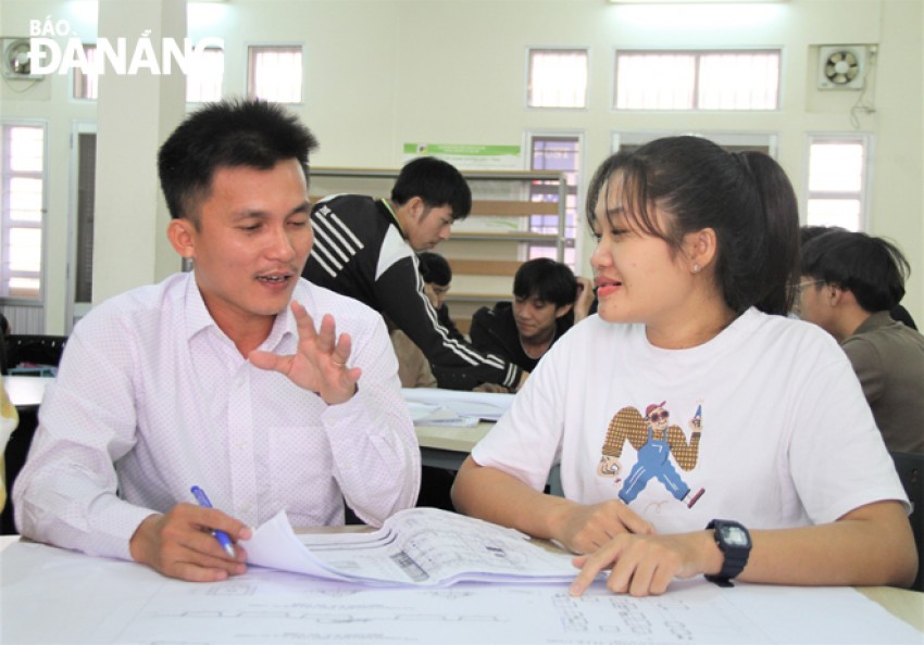 Những giờ dạy của anh Nguyễn Ngọc Tri luôn diễn ra trong không khí thoải mái, vui vẻ. Ảnh: LAM PHƯƠNG