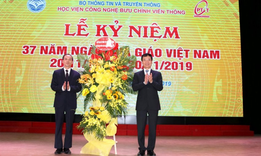 Bộ trưởng Nguyễn Mạnh Hùng chúc mừng Học viện Công nghệ Bưu chính Viễn thông nhân Ngày nhà giáo Việt Nam