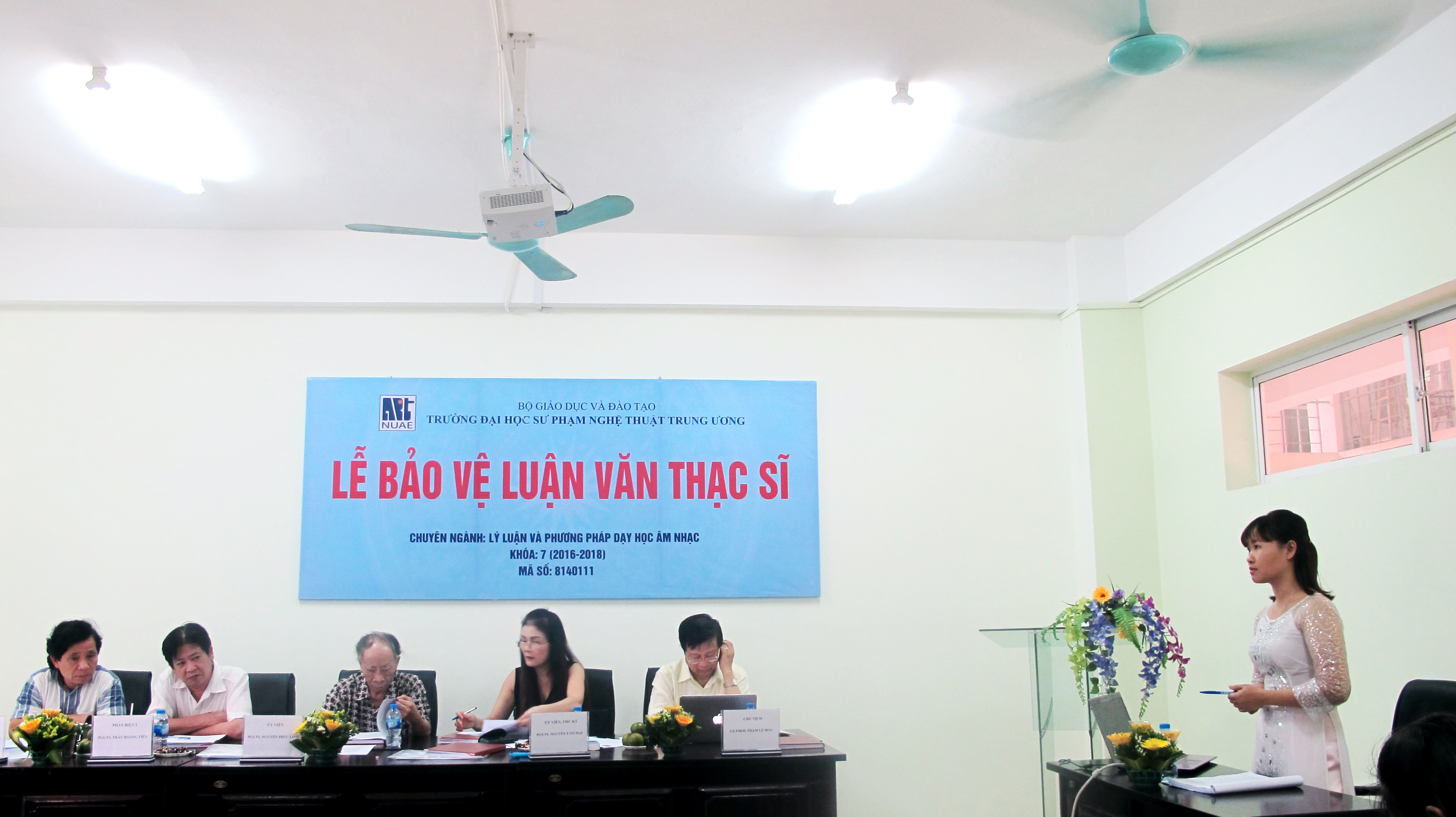 Lễ bảo vệ luận văn của hai học viên Phùng Thị Lan Hương và Hà Hồng Thắm, k6 - Chuyên ngành Lý luận và Phương pháp dạy học Âm nhạc