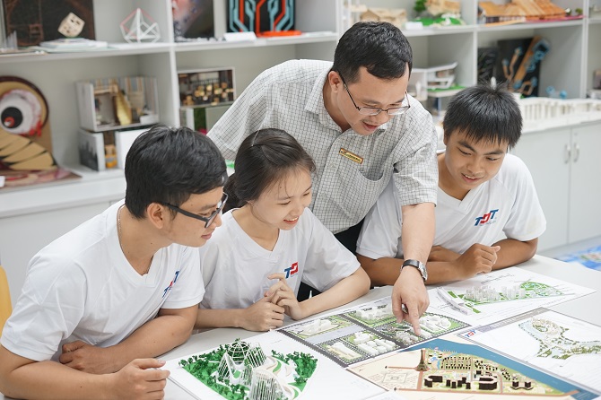 Phụ huynh có 5 người con/cháu học tại TDTU: ở đây, thày cô dạy cả cái tâm!