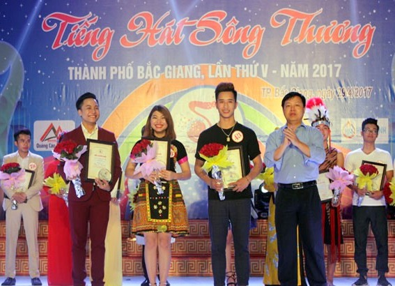 Sinh viên Trường Đại học Sư phạm Nghệ thuật TW đạt hai giải Nhất cuộc thi “Tiếng hát Sông Thương” lần thứ V, năm 2017