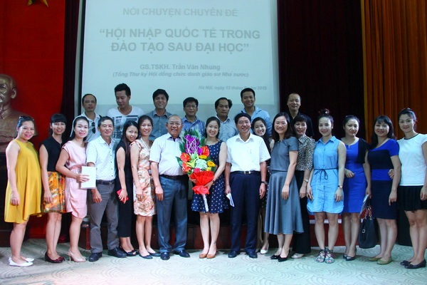 GS.TSKH. Trần Văn Nhung nói chuyện chuyên đề “Hội nhập quốc tế trong đào tạo Sau đại học”