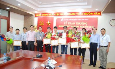 Trao thưởng cho đội tuyển sinh viên Học viện  dự thi Olympic toán học sinh viên và học sinh toàn quốc năm 2016