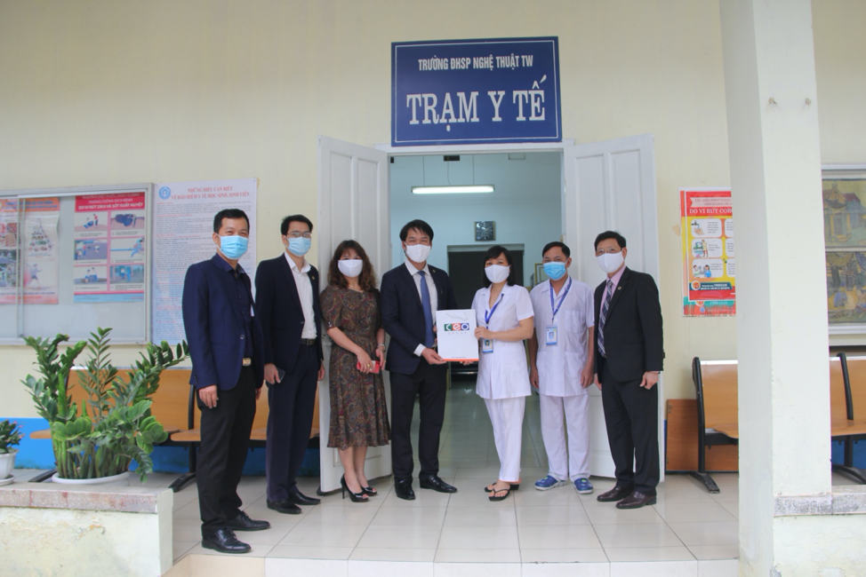 Tập đoàn CEO Group tặng khẩu trang cho sinh viên NUAE