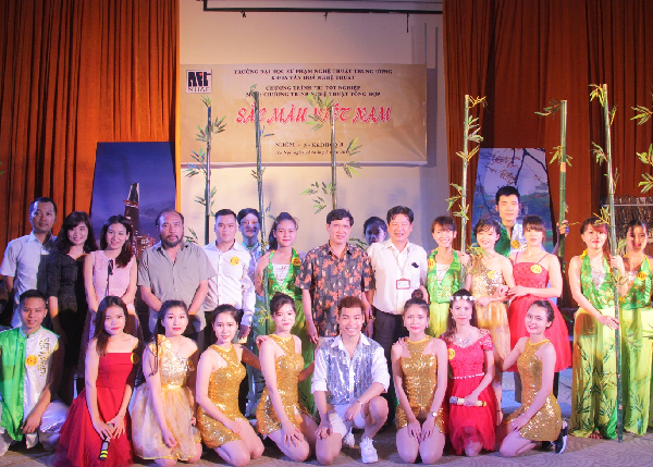 Thi tốt nghiệp môn Chương trình Nghệ thuật tổng hợp của sinh viên khoa Văn hóa Nghệ thuật – Trường ĐHSP Nghệ thuật TW