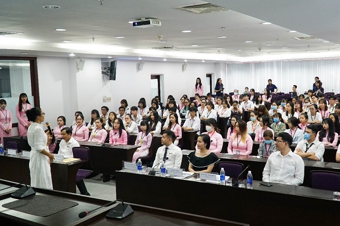 Doanh nghiệp chia sẻ kinh nghiệm truyền thông và chăm sóc khách hàng với sinh viên Khoa quản trị kinh doanh